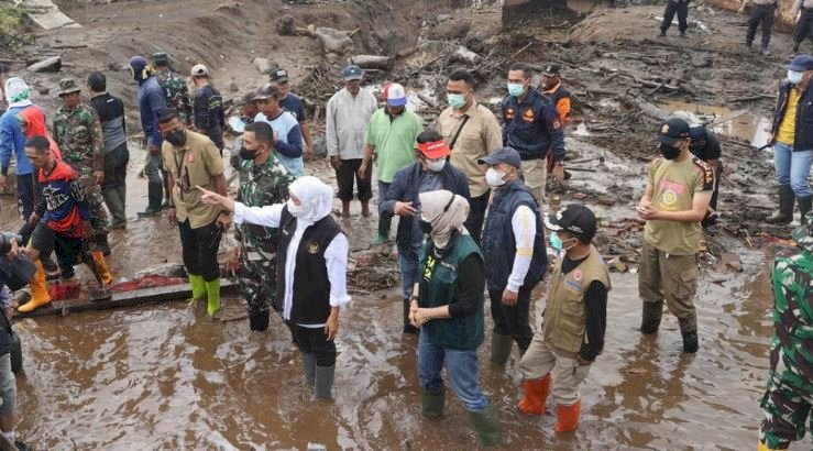 Gubernur Jawa Timur Khofifah Indar Parawansa tangani banjir bandang batu/hms