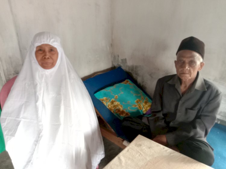 Nenek Siti dan suaminya saat ditemui di kediamannya/RMOLJatim