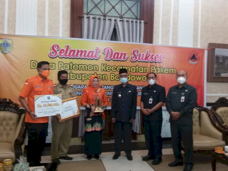 Bupati Bondowoso saat Berikan penghargaan untuk desa Patemon/RMOLJatim