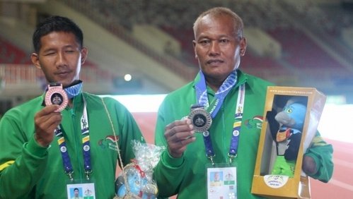 Matnur dan Andika usai pengalungan medali Perak dan Perunggu, di Stadion Lukas Enembe /kominfo Jatim