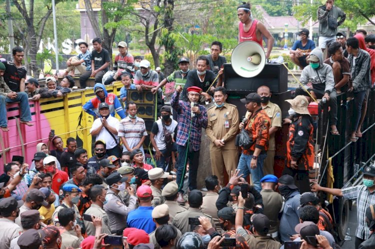 Aksi didepan Kantor Bupati Probolinggo./RMOLJatim