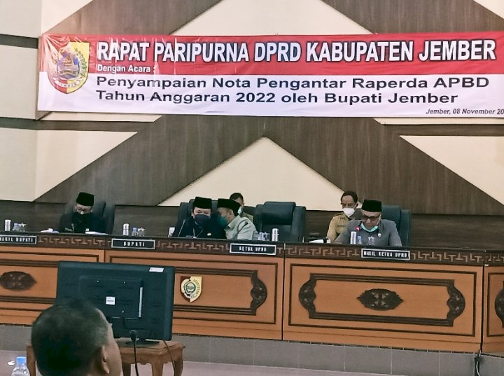 Bupati Hendy Siswanto saat menyampaikan nota pengantar R-APBD 2022 dalam sidang paripurna DPRD Jember/RMOLJatim