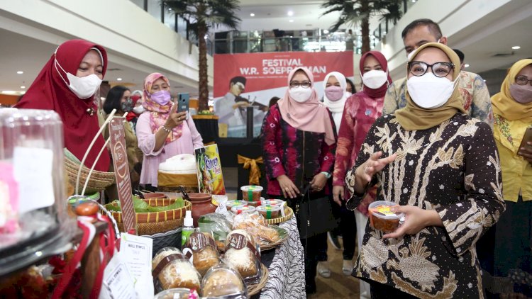 Rini Indriyani saat meninjau pameran UMKM yang berlokasi di Main Atrium Kaza Mal Surabaya/ist