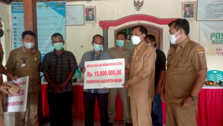 Wabup Ngawi Dwi Rianto Jatmiko serahkan bantuan tunai kepada korban kebakaran