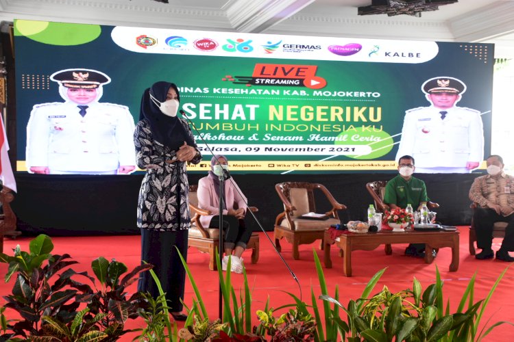 Bupati Mojokerto Ikfina Fahmawati saat mengisi talkshow dan senam ceria 100 Bumil/ist