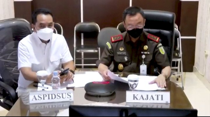 Kajati Jatim, M.Dhofir bersama Aspidsus  Kejati Jatim, Riono Budisantoso saat konferensi pers secara virtual/RMOLJatim 