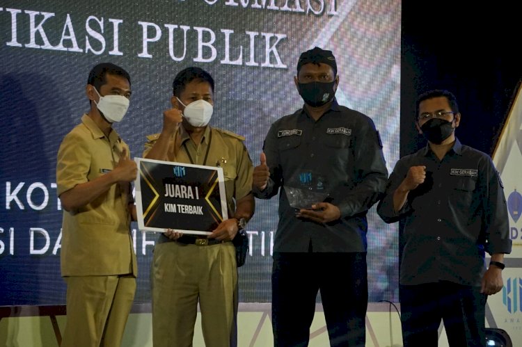 Kegiatan Diskominfo saat Menyerahkan Apresiasi Layanan Informasi dan Komunikasi Publik Malang/Ist