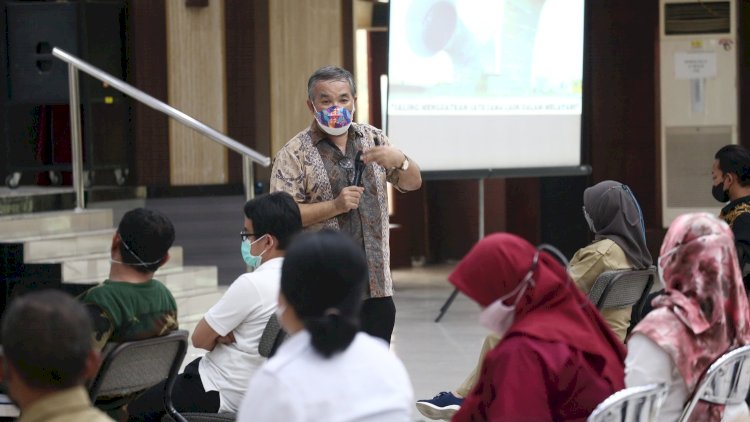 Pakar Komunikasi dan Motivator Nasional, Dr Aqua Dwipayana memberikan motivasi kepada nakes maupun SDM Kesehatan/ist