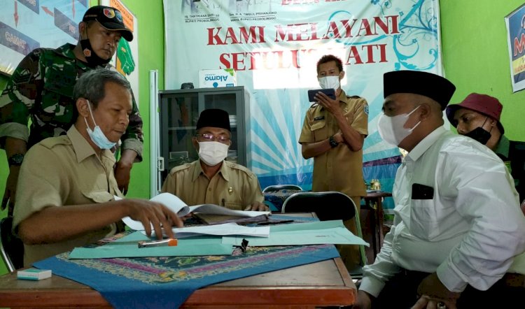 Panitia Pilkades Desa Kalisalam Kecamatan Dringu saat menerima pendaftaran Bacakades/RMOLJatim