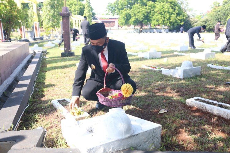 Wabup Tuban Riyadi saat tabur bunga di TMP Ronggolawe/RMOLJatimRMOLJatim