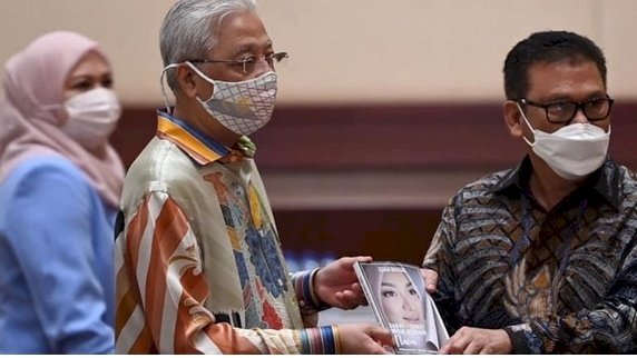 Ilham bintang menyerahkan sebuah buku kepada Perdana Menteri Malaysia Ismail Sabri Yaakob/Ist
