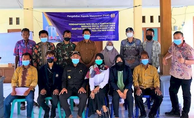 Dosen UNESA saat kegiatan pendampingan tata kelola pemerintahan desa berbasis digital di Desa Tlemang, Kecamatan Ngimbang, Kabupaten Lamongan/Ist