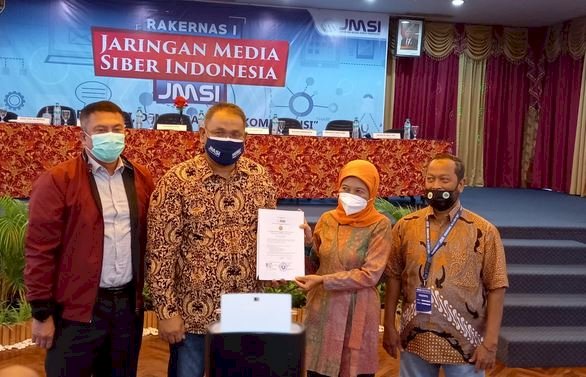 Ketua Umum JMSI, Teguh Santosa bertukar dokumen nota kesepahaman dengan Direktur LPKW UPNV Yogayarta, Susilastuti yang disaksikan oleh nggota Dewan Pers, M. Agung Dharmajaya/Ist 