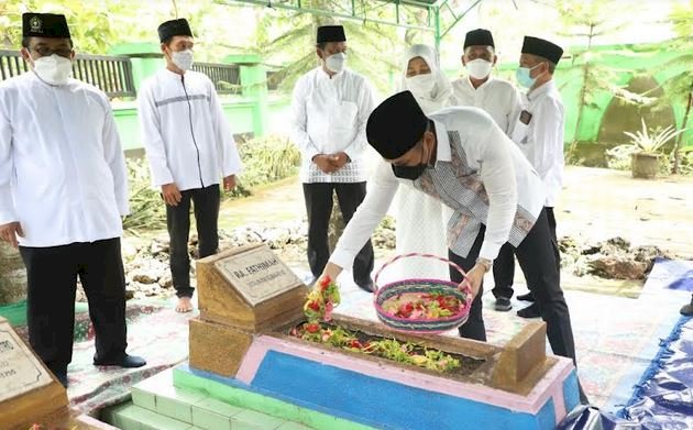 Bupati Tuban Aditya Halindra Faridzky saat ziarah ke makam leluhur/RMOLJatim