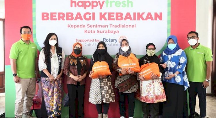 Rini Indriyani menghadiri acara penyerahan bantuan sembako dari stakeholder kepada seniman tradisional/Ist