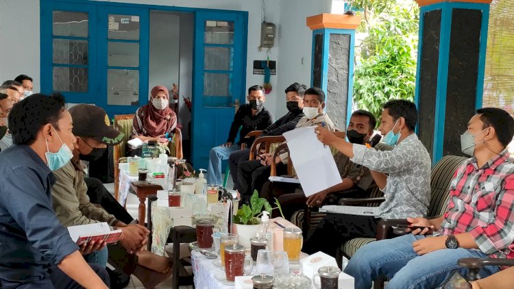 Abdul Hamid saat menunjukkan Perbup tentang Pilkades di depan Forkopimka dan Panitia Pilkades/RMOLJatim