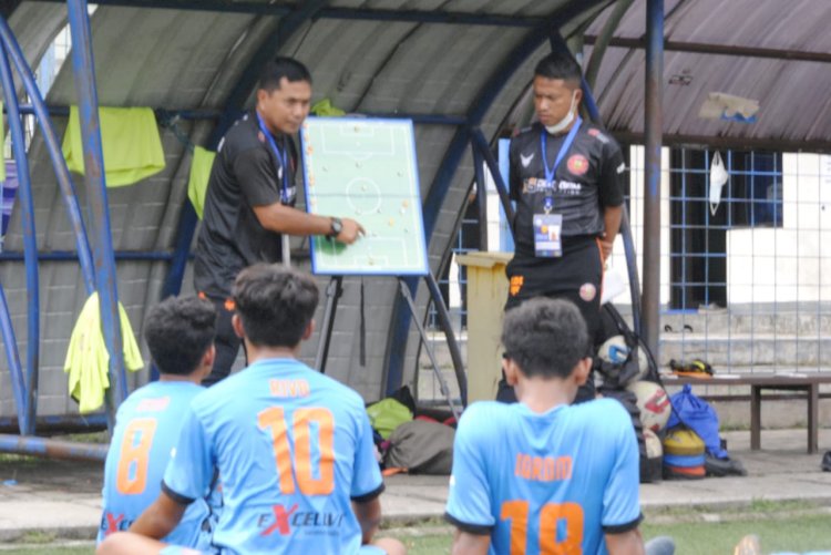  Head Coach Supriyanto dan asist, Mawardi, memberikan strategi permainan pada pemain Persiraja/RMOLJatim