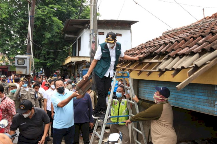 Bupati Sidoarjo Gus Muhdlor saat ikut membongkar bangunan pedagang/RMOLJatim