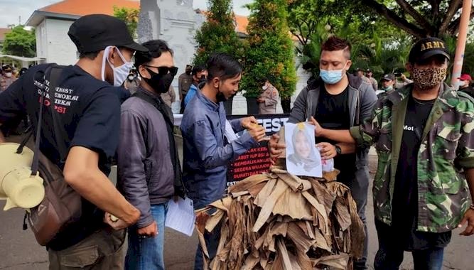 Peserta aksi di depan Kantor Bupati Banyuwangi hendak membakar gambar Ipuk Fiestiandani/ist