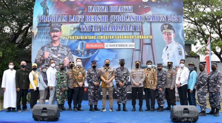 Teks foto: Wali Kota Eri bersama Pangrmada II dan elemen masyarakat usai bersih-bersih pantai bentang timur dan barat Jembatan Suramadu sisi Surabaya/RMOLJatim