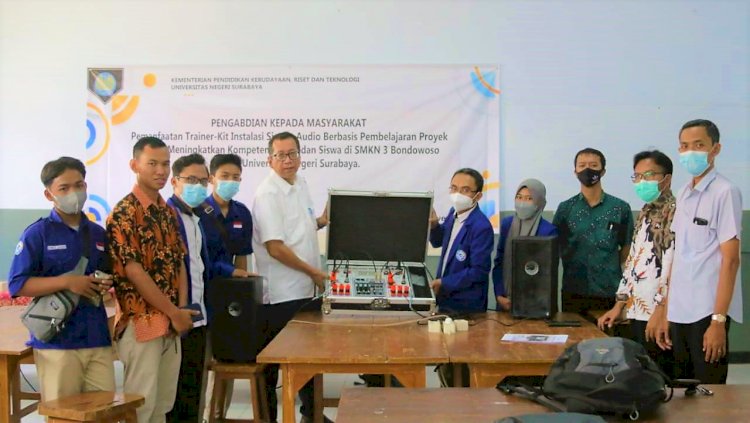 Tim dosen UNESA berikan pelatihan pemanfaatan Trainer-Kit instalasi sistem audio berbasis proyek kepada siswa di SMKN 3 Bondowoso/Ist