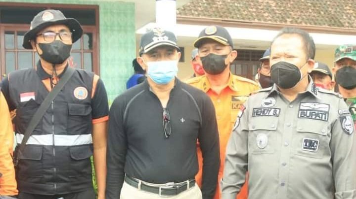 Plt Kepala BPBD Jember, Sigit Akbari saat mendampingi Bupati Hendy.