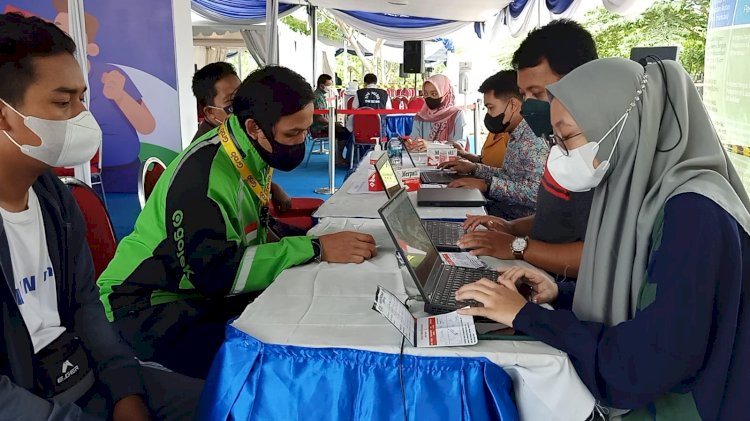 Para peserta vaksinasi terlihat antri di sentra vaksinasi Ponpes Al-Yasini Pasuruan/RMOLJatim