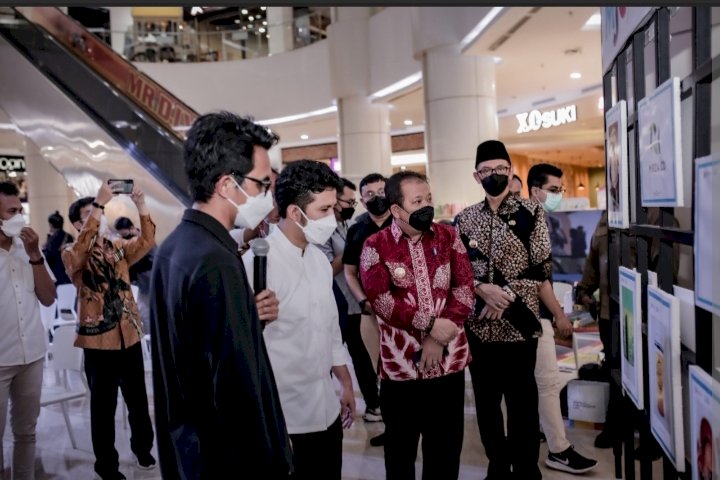 Wagub Jatim Emil Elistianto Dardak bersama Bupati Jember Hendy Siswanto saat melihat produk UMKM yang dipampang di acara Milenial Job Center/RMOLJatim