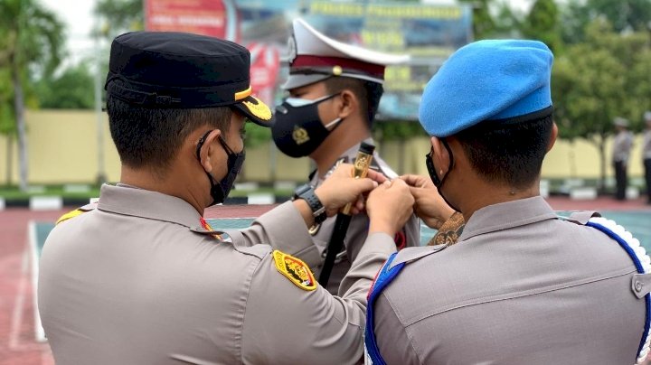 Kapolres Probolinggo, AKBP Teuku Arsya Kadhafi, saat menyematkan Pita pada anggota Satlantas Polres Probolinggo. /RMOLJatim