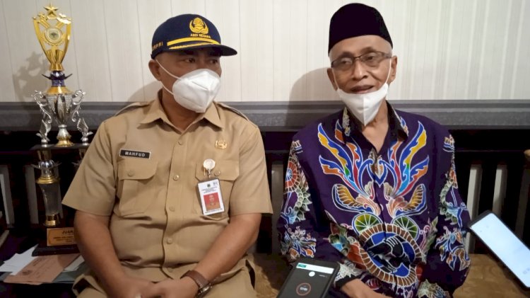 Bupati Bondowoso (Batik) usai tinjau pelaksanaan Pilkades Serentak/RMOLJatim