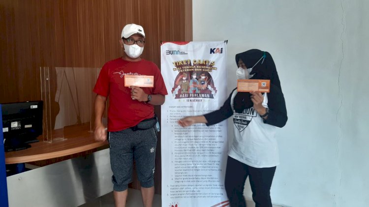 Tenaga Pendidik yang memanfaatkan program voucher gratis PT KAI dalam perayaan Hari Pahlawan, Sriyati (kanan) bersama rekannya/ist