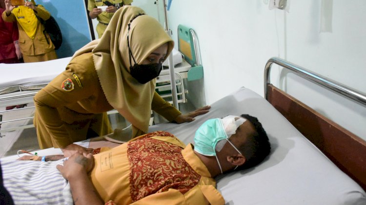Bupati Mojokerto Ikfina Fahmawati, menjenguk salah satu korban pohon tumbang  /Ist