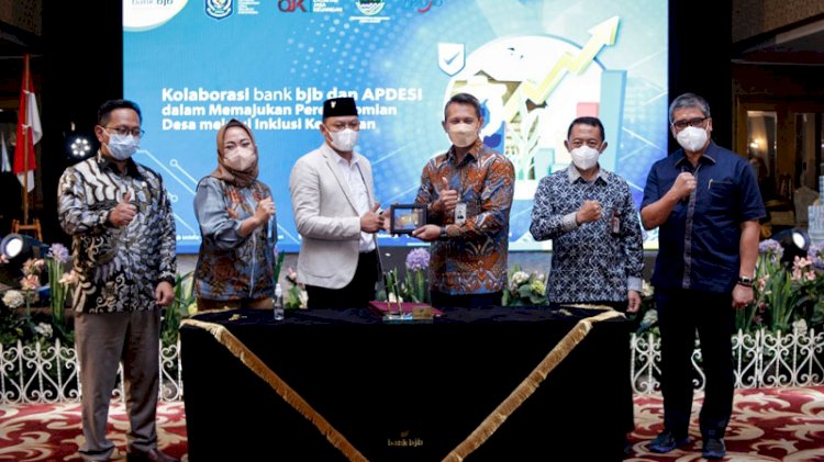 Penandatangan perjanjian kerjasama bank bjb dengan APDESI dari 19 kabupaten/kota di Jawa Barat di Hotel GH Universal Bandung, Senin (8/11)./Dok