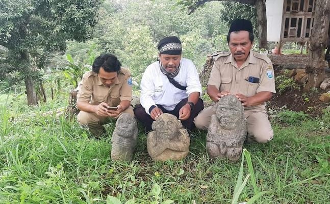 Perangkat Desa Kaliacar Kecamatan Gading saat melihat tiga arca/RMOLJatim