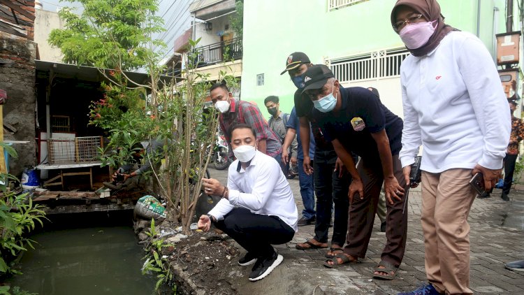 Wali Kota Eri saat meninjau saluran/RMOLJatim