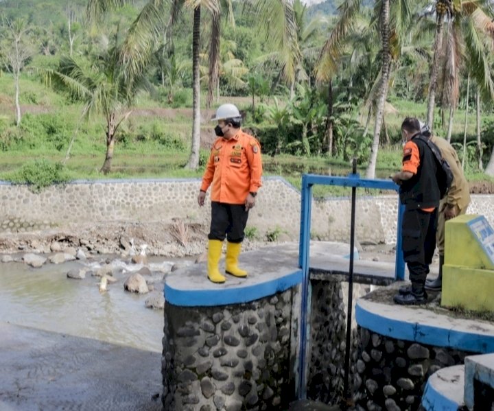 Bupati Jember Hendy Siswanto saat meninjau lokasi bendungan Duplang/RMOLJatim