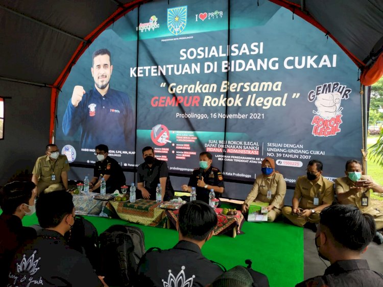 Wali Kota Probolinggo Habib Hadi bersama Kepala Kantor Bea Cukai Andi Hermawan dan pejabat dilingkungan Pemkot Probolinggo saat menggelar sosialisasi gempur rokok ilegal/Ist