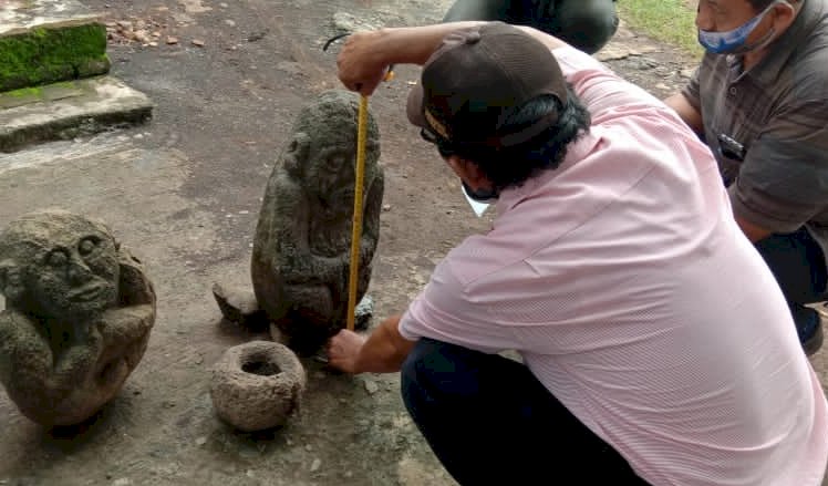 Petugas BPCB Jatim, saat melihat arca dirumah warga di Desa Kaliacar Kecamatan Gading Kabupaten Probolinggo/Ist