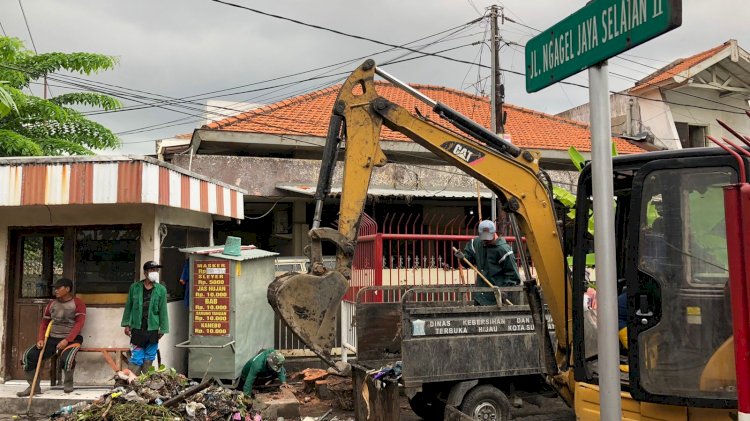 DKRTH Surabaya sedang melakukan pengerukan saluran/ist