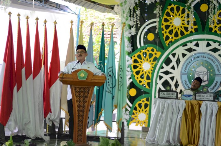 Bupati Situbondo, Karna Suswandi, memberikan sambutan dalam acara wisuda sarjana di STINH/RMOLJatim