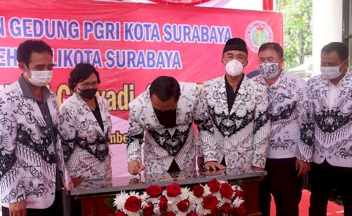 Wali Kota Eri meresmikan gedung PGRI/RMOLJatim