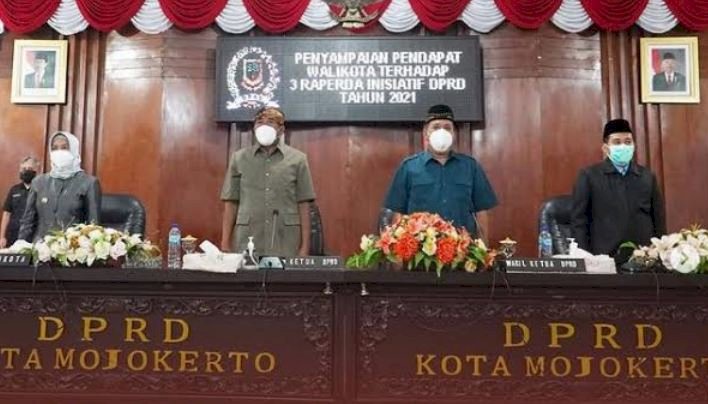 Wali Kota Mojokerto Ika Puspitasari bersama pimpinan dewan saat menghadiri paripurna/ist
