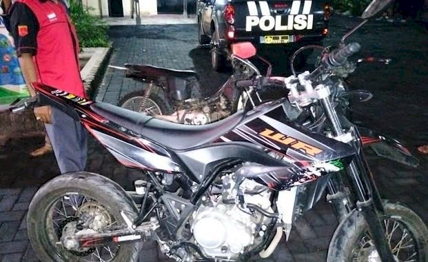 Anggota Polsek Paiton menunjukkan motor trail yang akan dicuri oleh pelaku/RMOLJatim