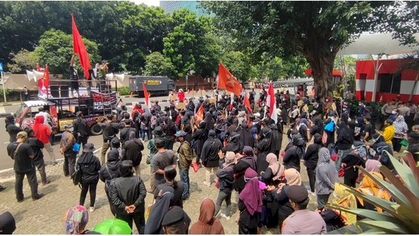 Massa mengatasnamakan Dewan Pimpinan Nasional Serikat Rakyat Mandiri Indonesia (DPN SRMI) desak KPK tindaklanjuti laporan DPP Prima soal dugaan menteri berbisnis PCR/RMOL