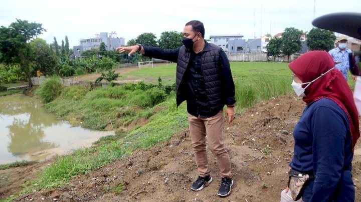 Wali Kota Eri meninjau lokasi yang akan dibuat Bozem/RMOLJatim