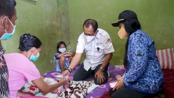 Wawali Armuji didampingi Lurah Morokrembangan melihat kondisi Bayi Elora Penderita Hidrosefalus/ist