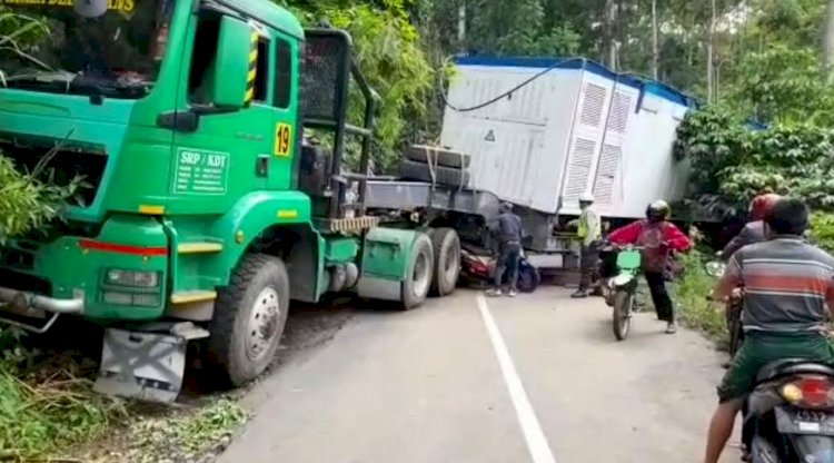 Truk trailer milik PT Medco Cahaya Geothermal (MCG) melintang menutupi jalan menuju kawasan wisata Ijen/RMOLJatim
