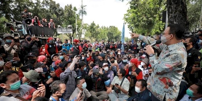 Gubernur DKI Jakarta, Anies Baswedan menemui buruh yang menggelar demo di Balaikota Jakarta/Ist