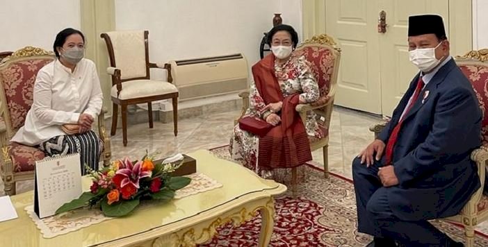Ketua DPR RI Puan Maharani yang juga putri Megawati, juga ikut dalam pertemuan itu.[R]