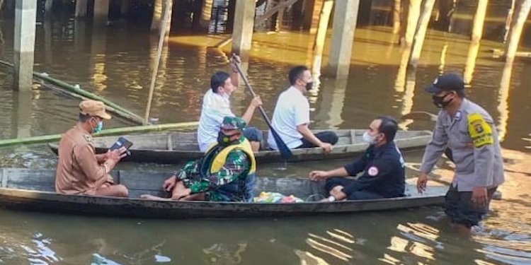 Petugas saat menangani banjir di Muba/Net